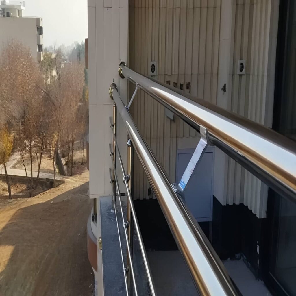 نرده چوبی راه پله با رنگ طبیعی