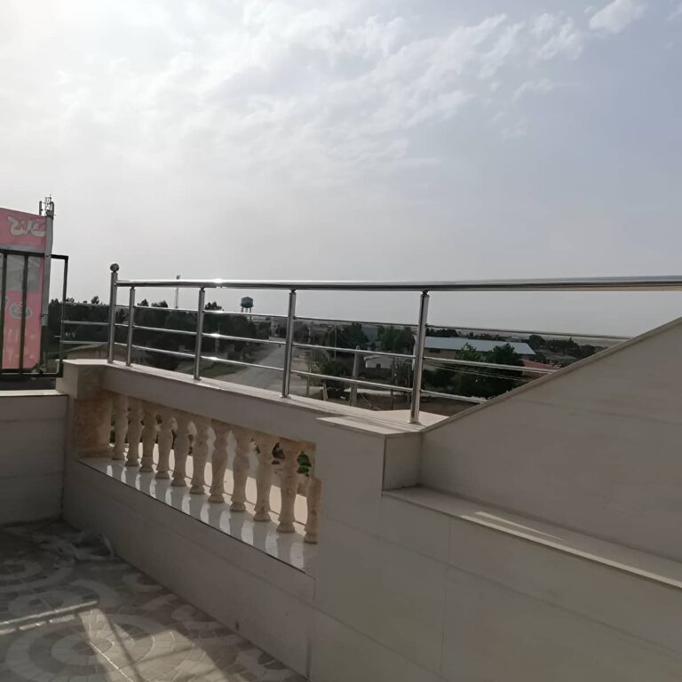 نرده چوبی راه پله رنگ طبیعی نرده چوبی راه پله رنگ طبیعی