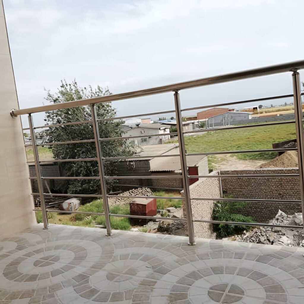 نرده تراس هماهنگ با نمای ساختمان
