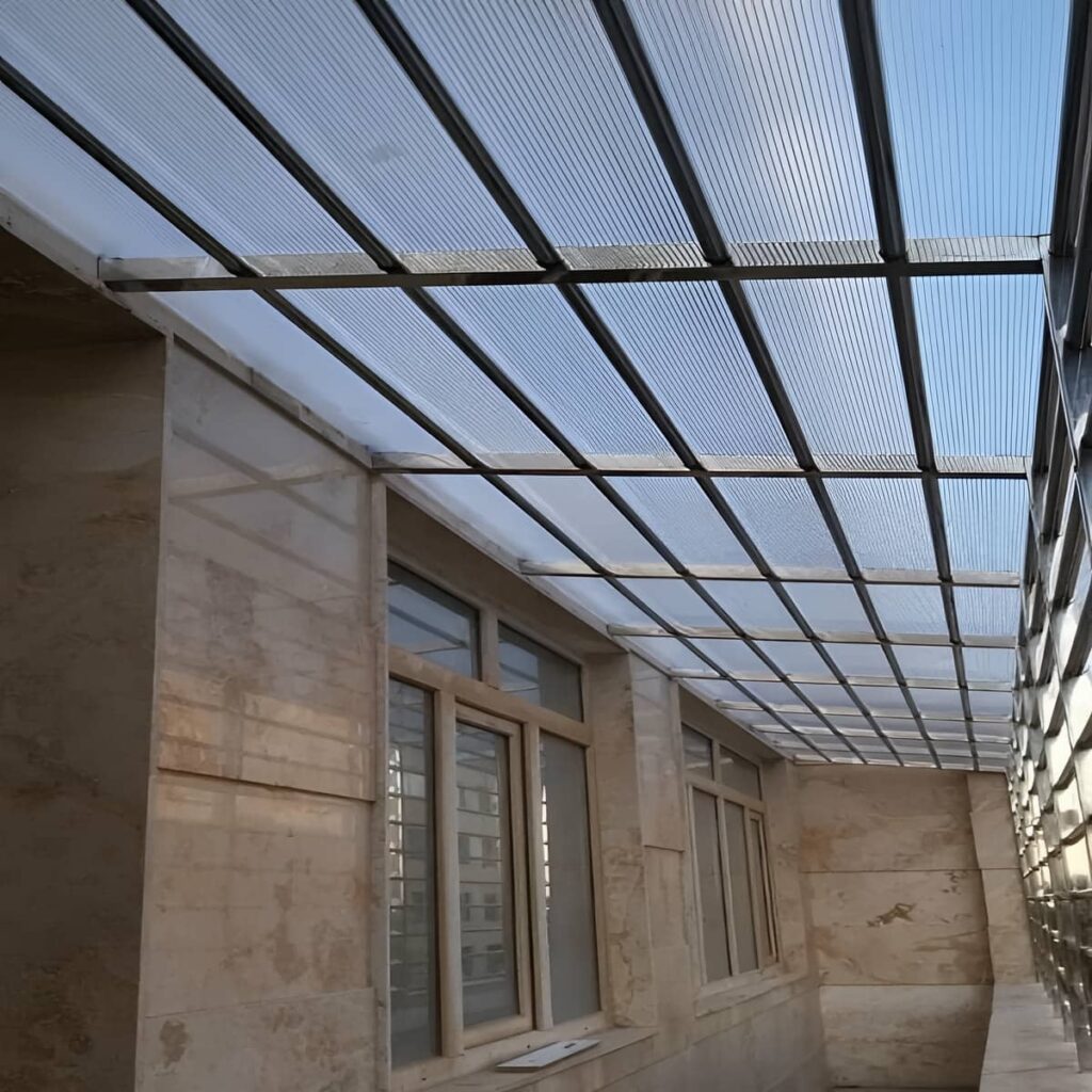 نرده کلاسیک بالکن با جزئیات معماری