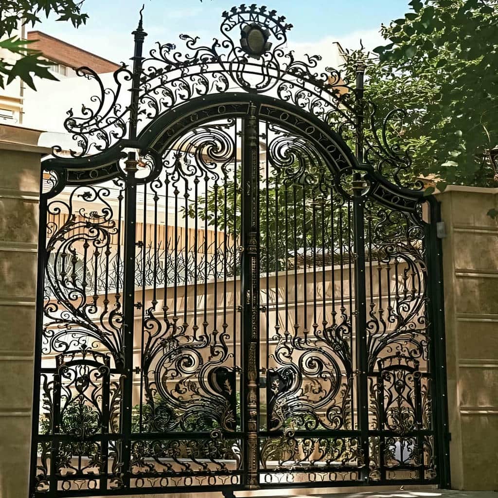 درب گلنرده دار با جزئیات تزئینی فلزی