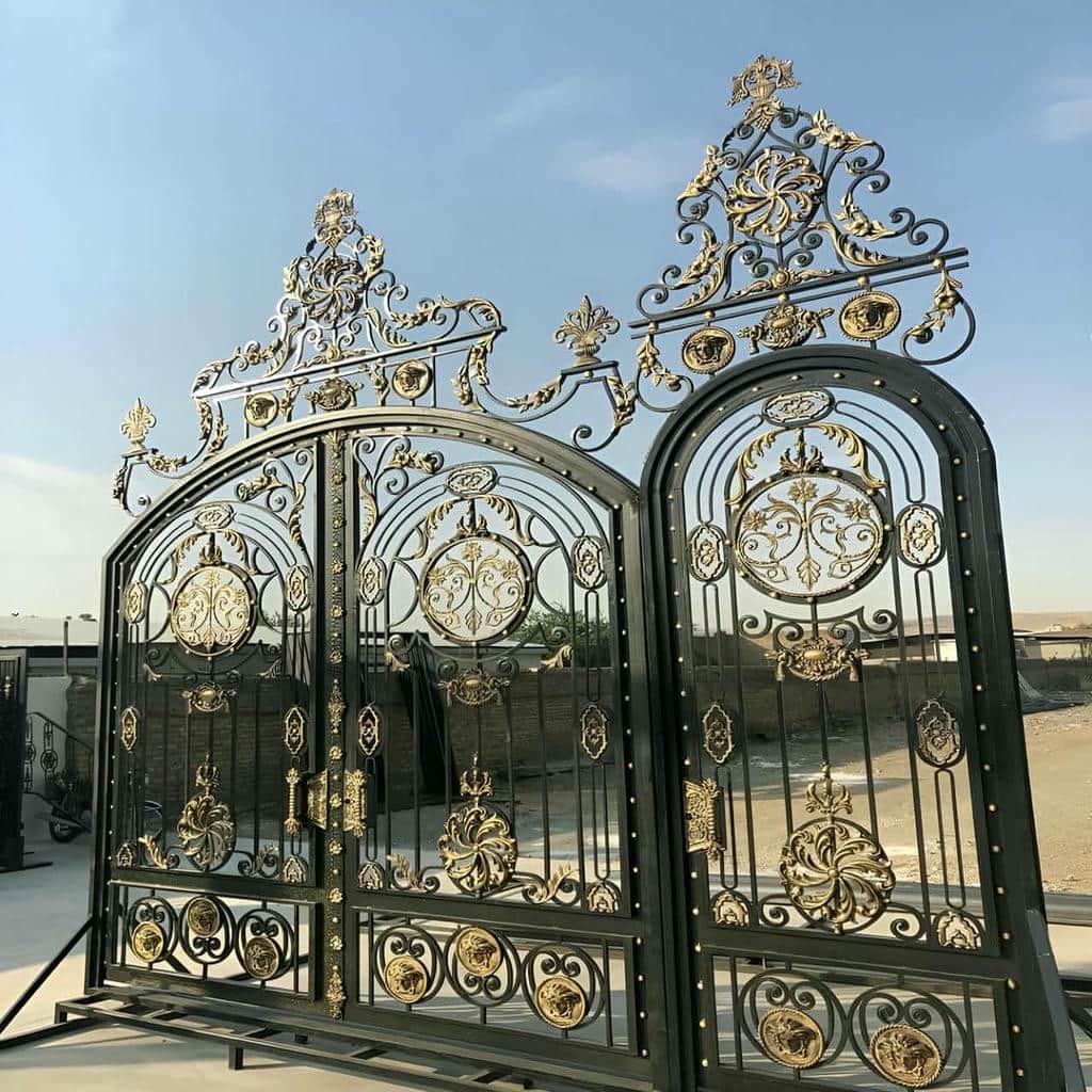 درب فلزی کلاسیک با جزئیات طراحی ورودی