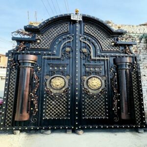 درب پارکینگ پروژه نوساز با طراحی فلزی مدرن
