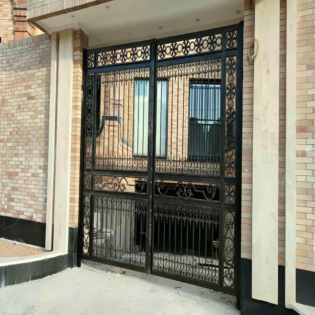 درب گلنرده دار کلاسیک برای حیاط