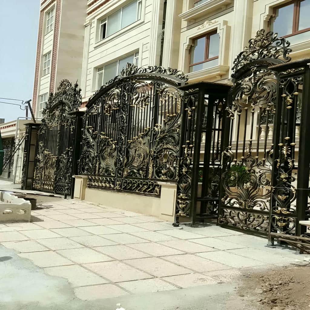درب باغی فلزی با طراحی فضای باز