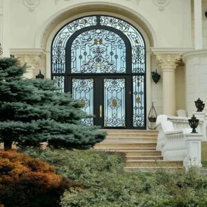 درب فرفورژه فلزی با طراحی کلاسیک