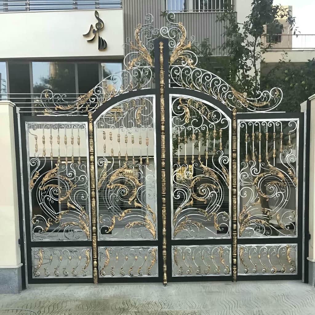 درب حیاط با پوشش سطحی بادوام
