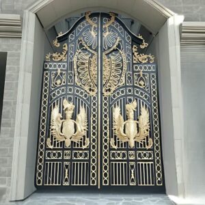 درب گلنرده دار فلزی با طراحی تزئینی