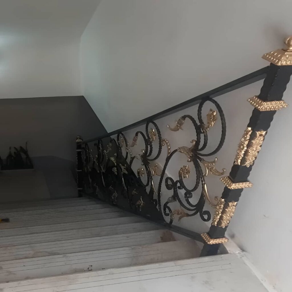نرده بالکن آپارتمان رنگ مشکی نمای کلاسیک
