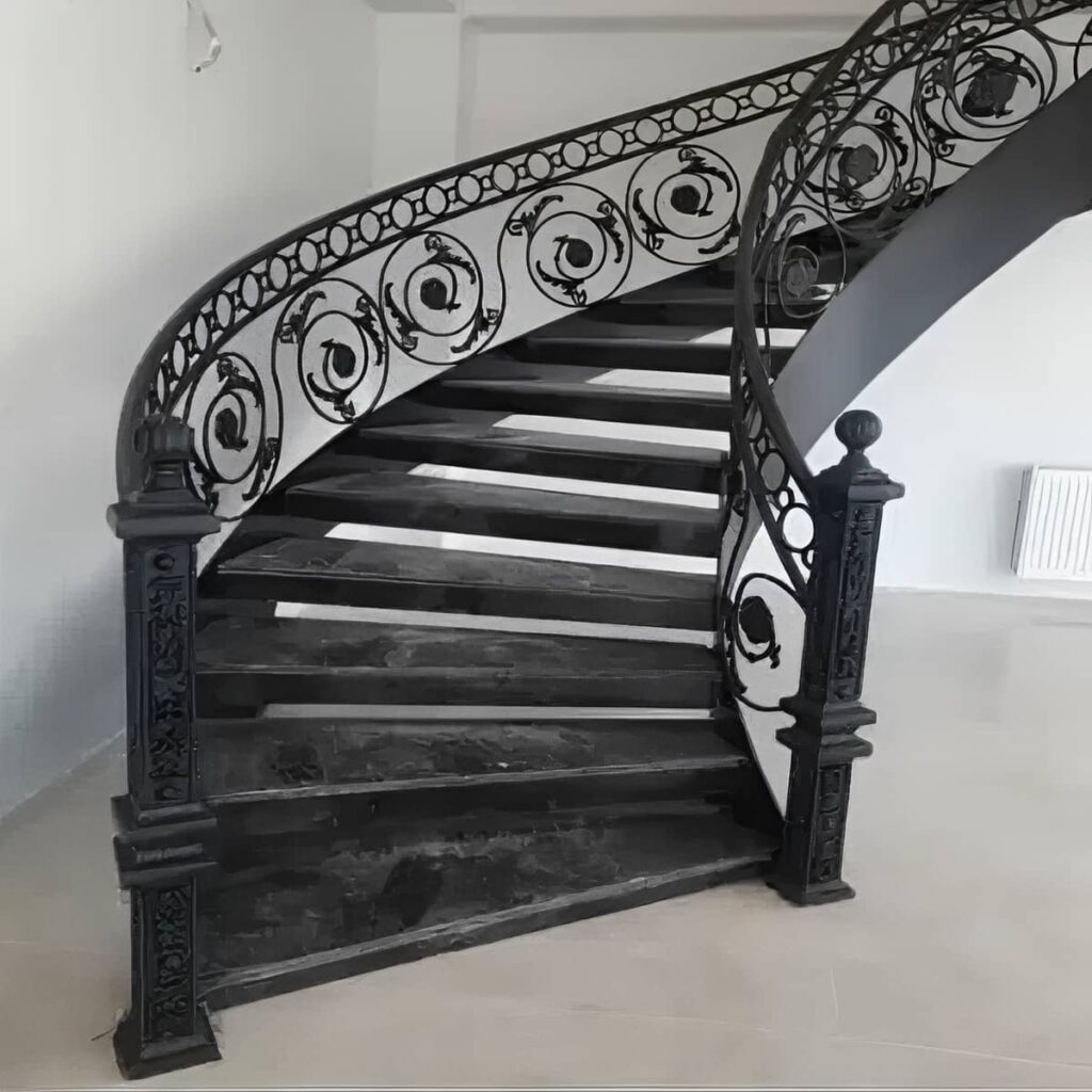 نرده فرفورژه بالکن با جزئیات تزئینی