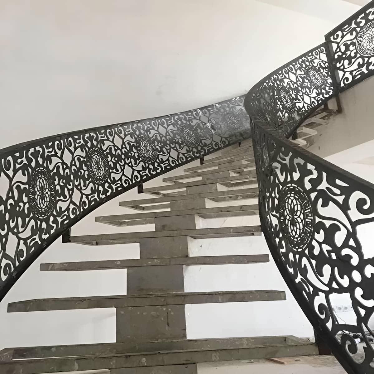 مرکز فروش نرده فرفورژه راه پله با انتخاب جنس و متریال مناسب