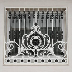 حفاظ پنجره فرفورژه با طراحی ظریف