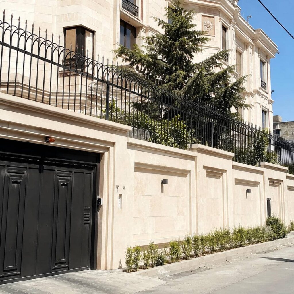 نرده آهنی روی دیوار سرنیزه ای