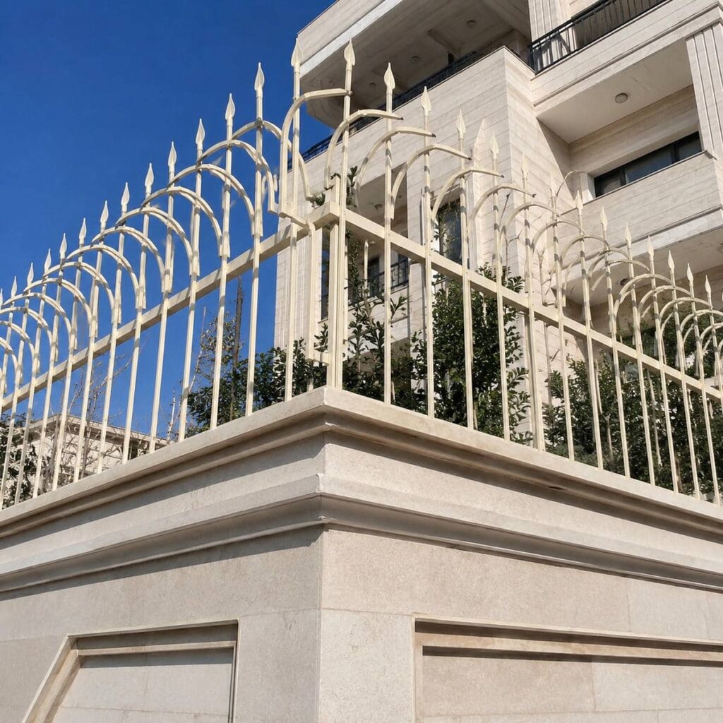 حفاظ روی دیوار حیاط شاخ گوزنی