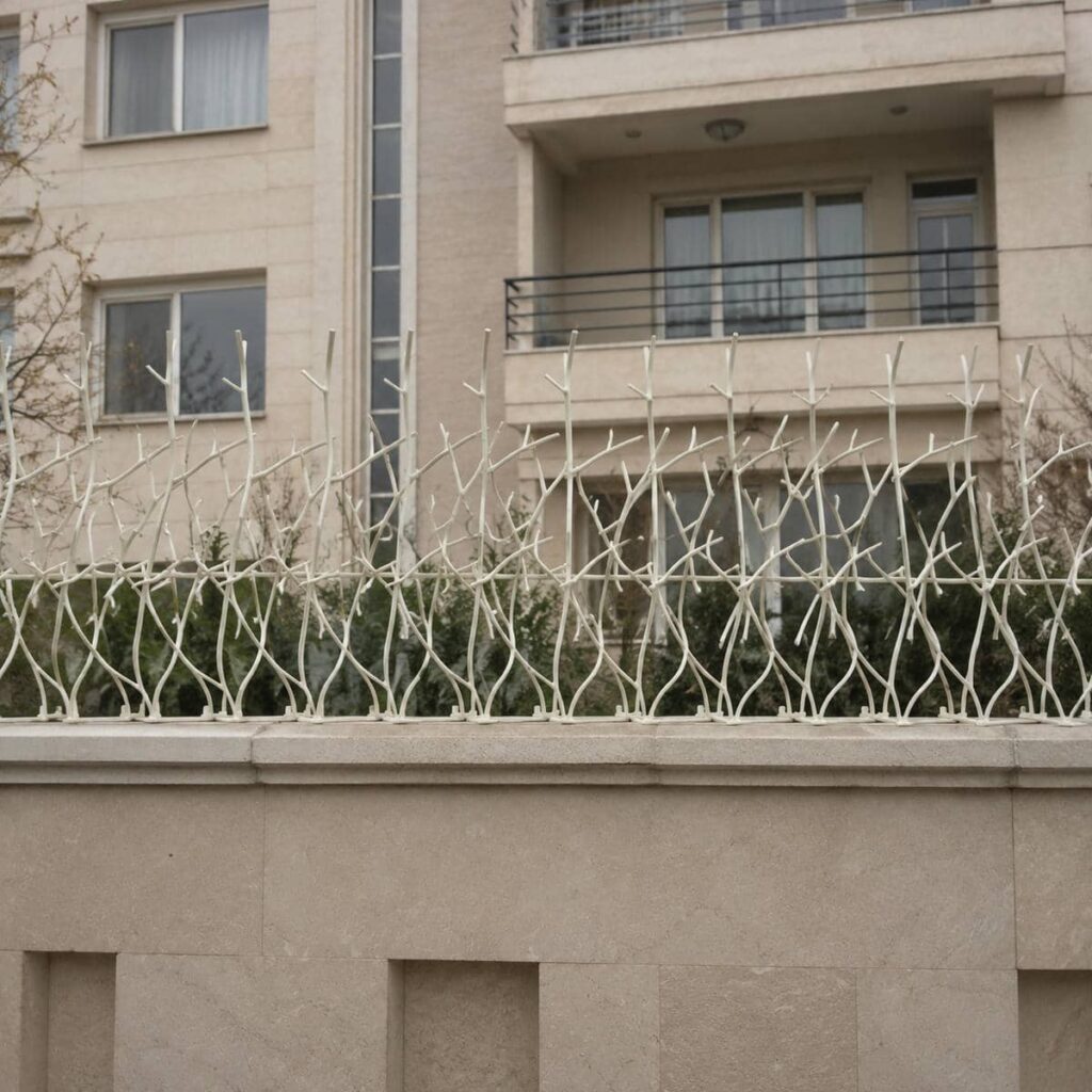 نرده روی دیوار حفاظ فلزی