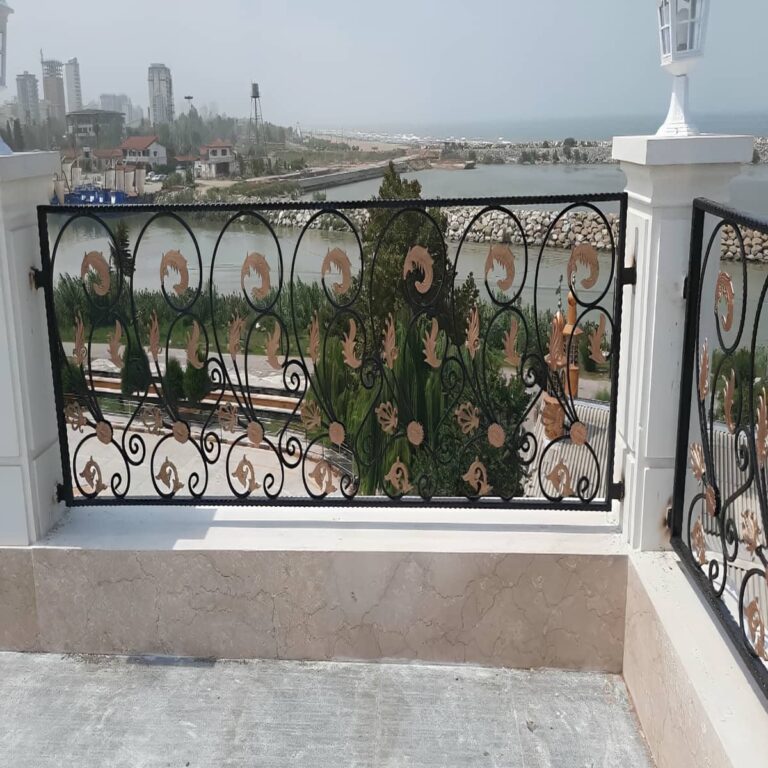 نرده تراس فلزی ساختمان مسکونی با طراحی مدرن