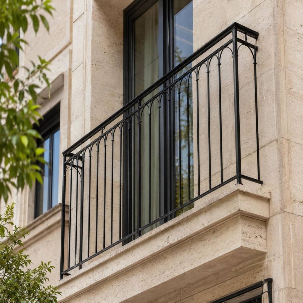 نرده کلاسیک بالکن با طراحی فلزی