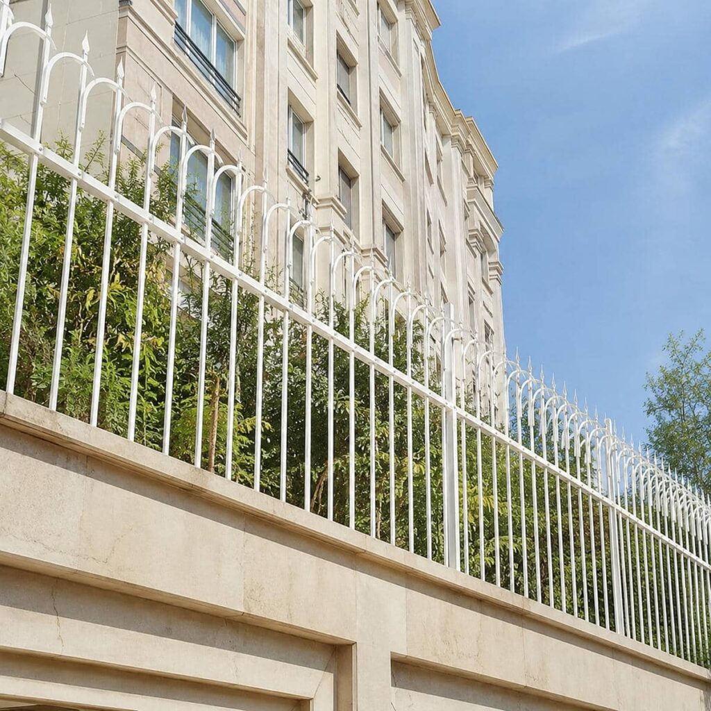حفاظ سرنیزه ای روی دیوار
