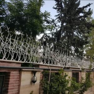 حفاظ روی دیوار فلزی مقاوم