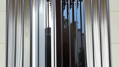 حفاظ پنجره آهنی ساده روی نمای ساختمان مسکونی