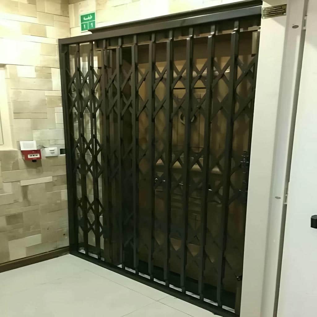 حفاظ درب آکاردئونی آماده نصب در ورودی آپارتمان