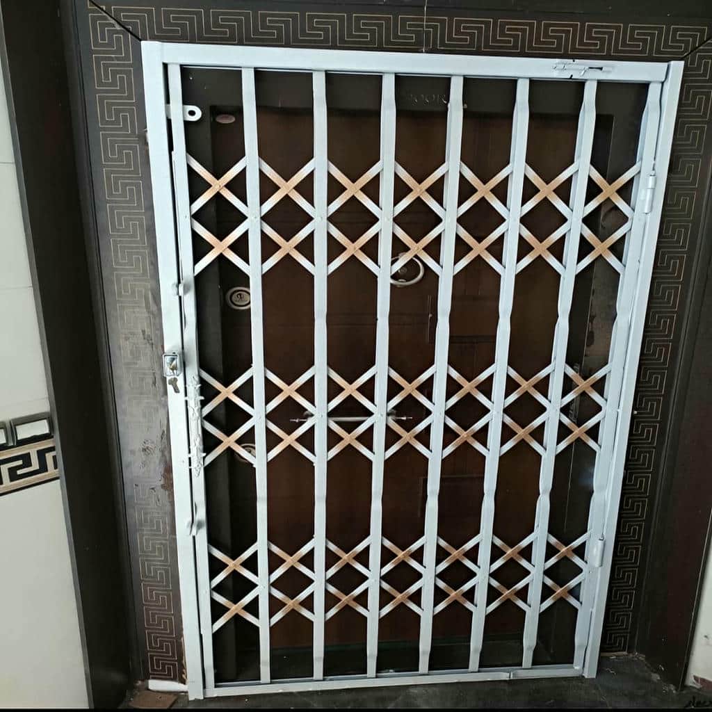 حفاظ درب آکاردئونی با قفل مرکزی و تسمه متقاطع