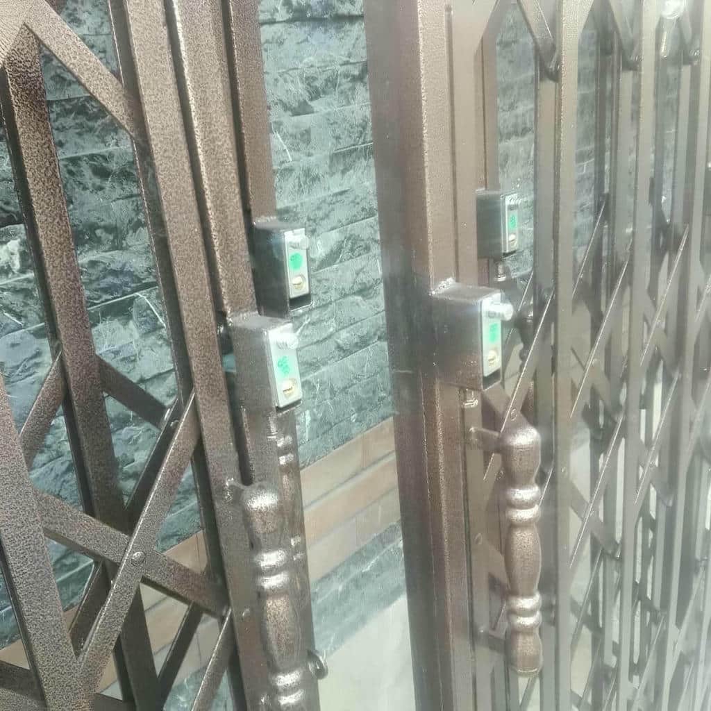 حفاظ درب آکاردئونی طوسی با قفل مرکزی