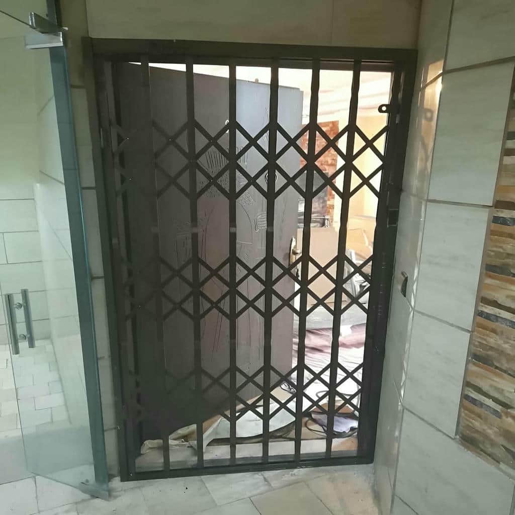 مرکز تخصصی عرضه و سفارش حفاظ درب آکاردئونی در استان قم
