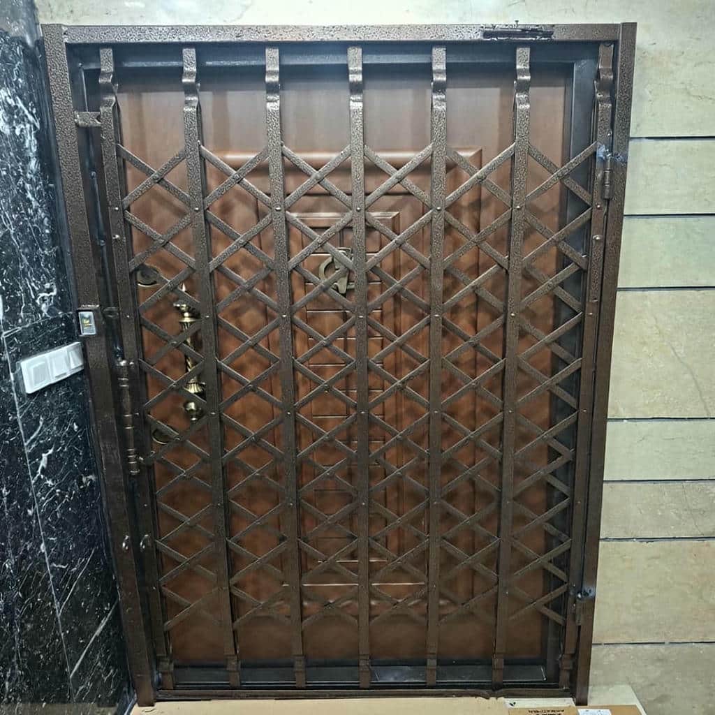 حفاظ درب آکاردئونی مشکی نصب شده در زنجان