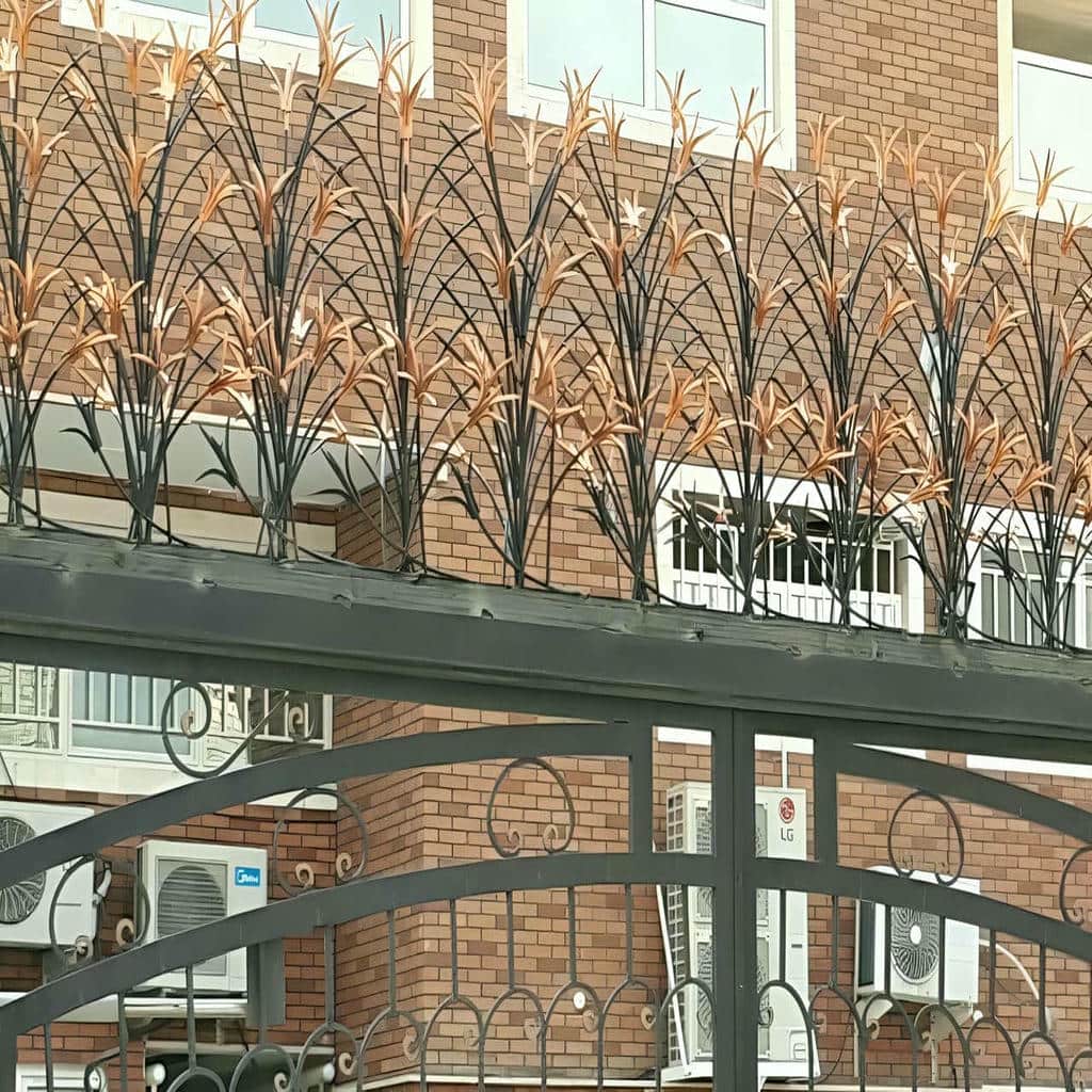حفاظ دیوار با شاخه های منظم و پوشش یکدست