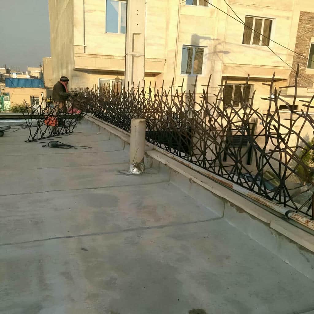 حفاظ دیوار با پوشش سطحی یکدست خاکستری