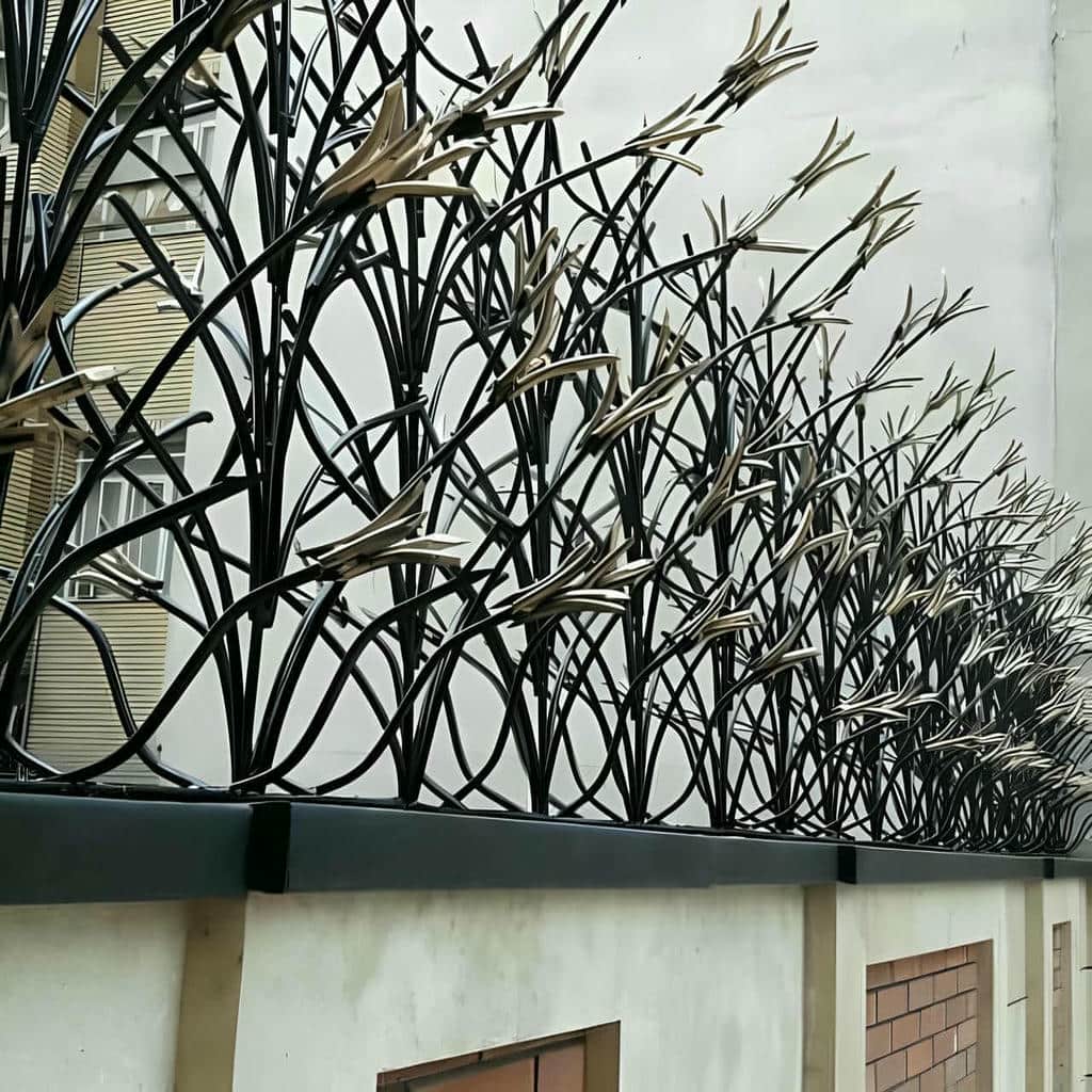 حفاظ دیوار رنگ شده روی نمای سنگی استان سمنان