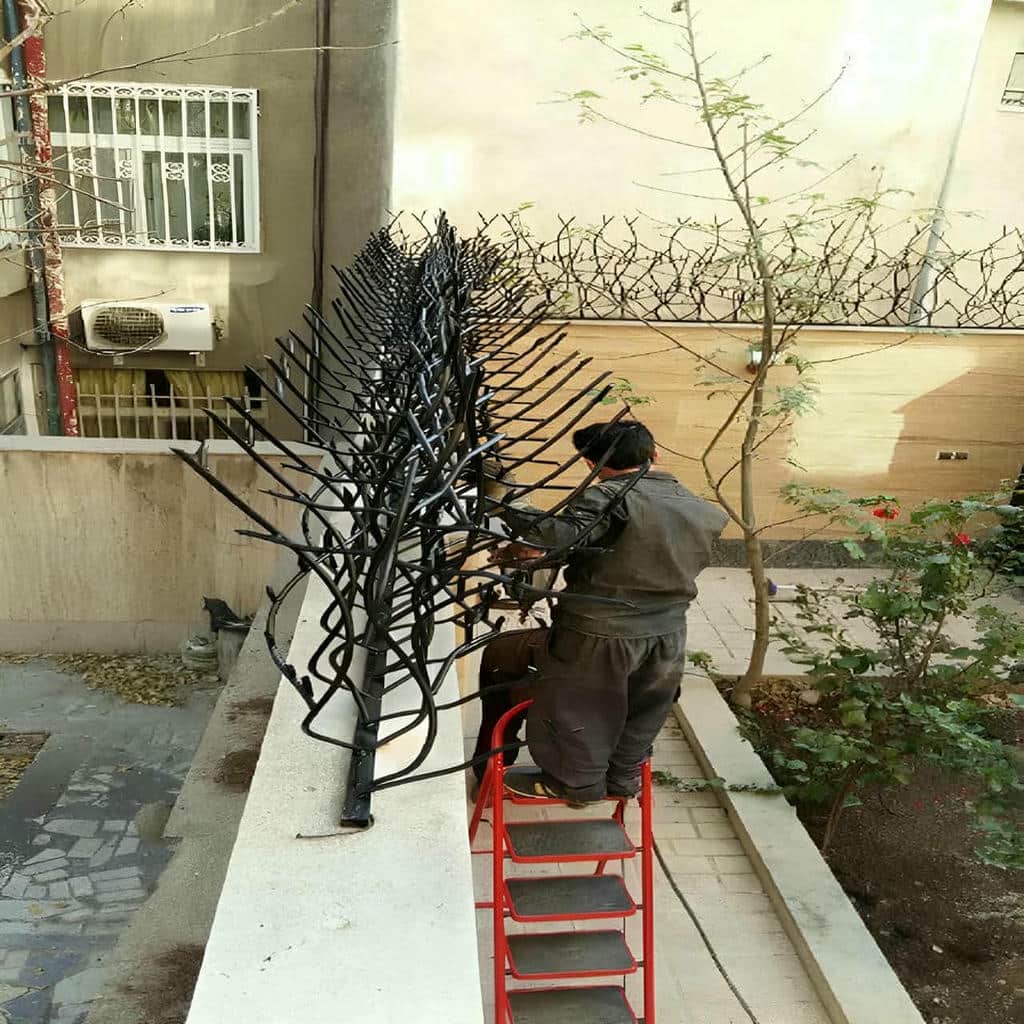 حفاظ دیوار سرنیزه‌ای فلزی در استان لرستان