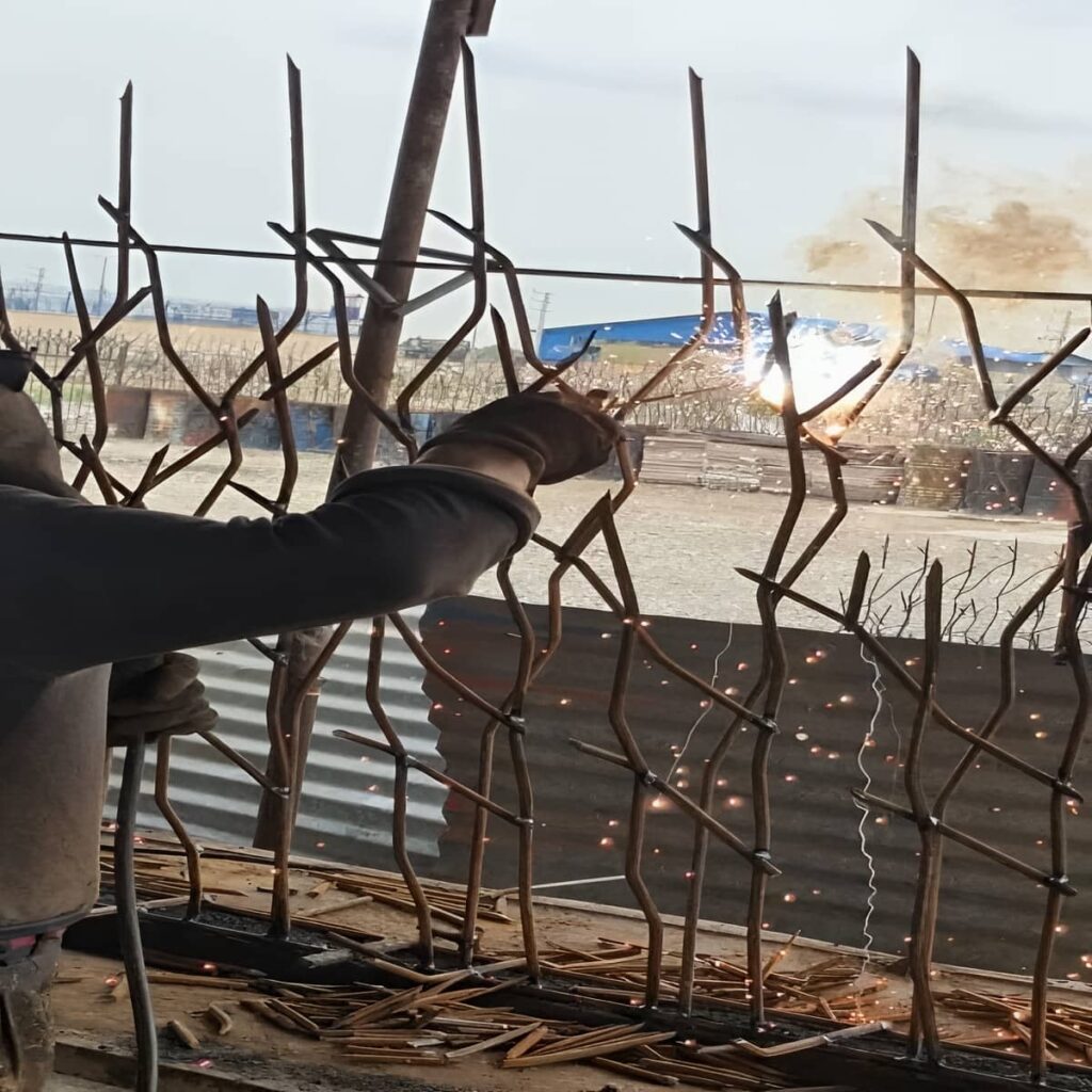 حفاظ دیوار سرنیزه ای فلزی روی نمای سنگی