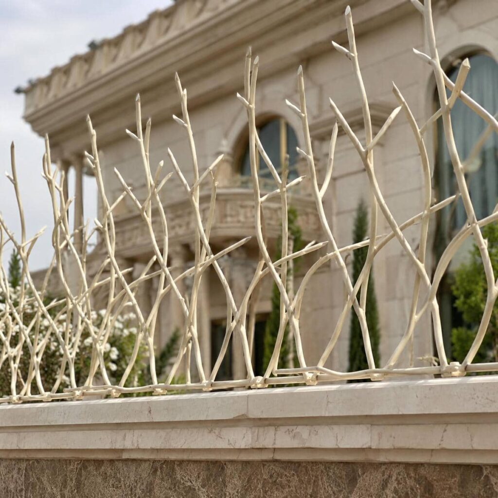 حفاظ دیوار سرنیزه ای فلزی کنار نمای سنگی