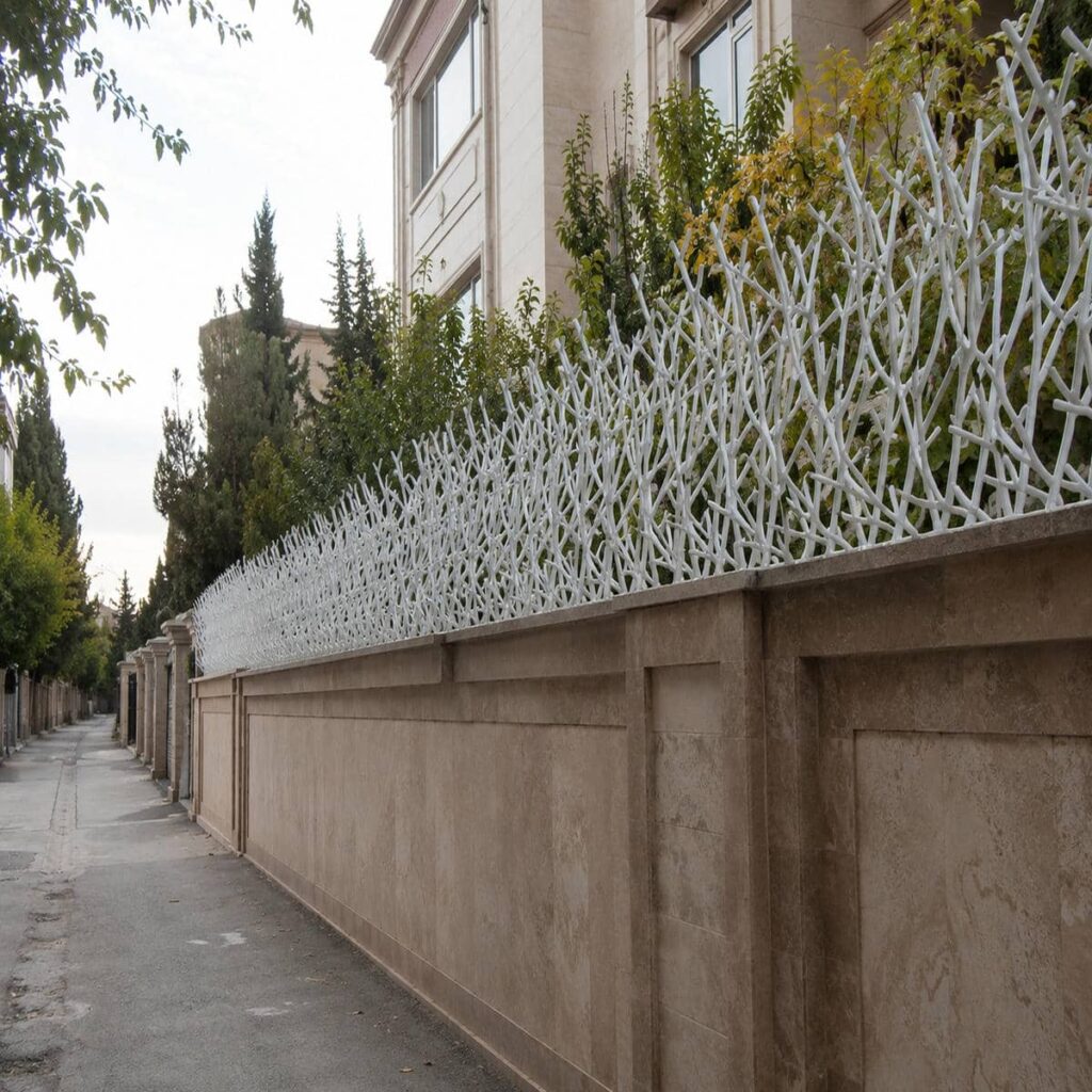 حفاظ دیوار شاخ گوزنی در همدان روی نمای سنگی