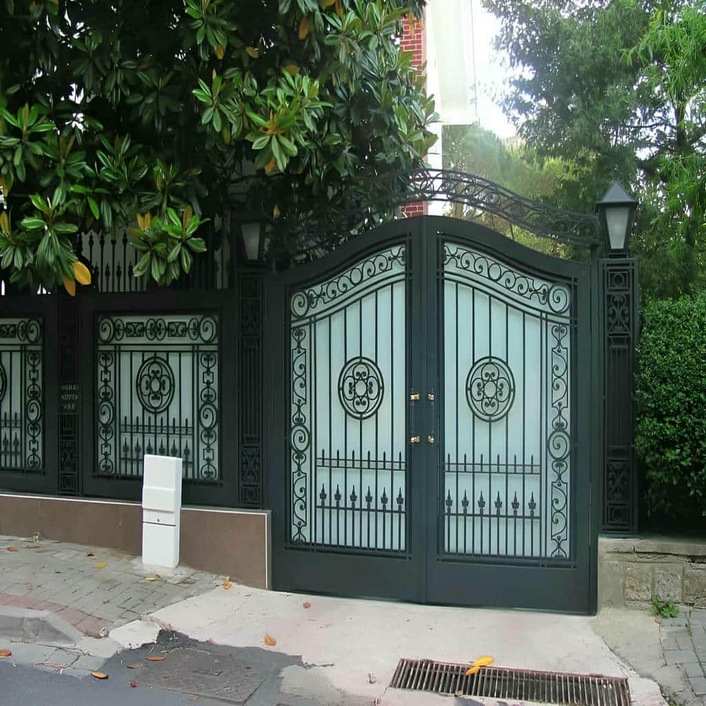 درب حیاط سفارشی با قاب فلزی در شیراز
