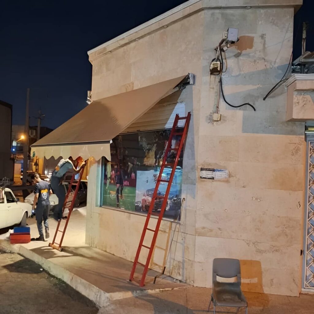 سایبان برقی جمع شونده با قاب فلزی مشکی