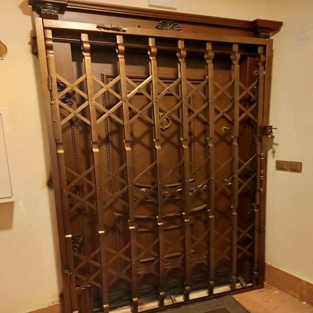 محافظ آکاردئونی جمع شده کنار چهارچوب اراک