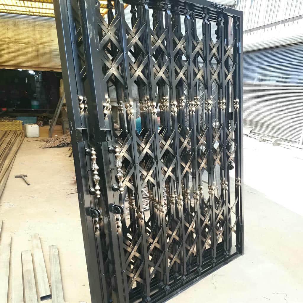محافظ آکاردئونی جمع شده کنار چهارچوب ورودی