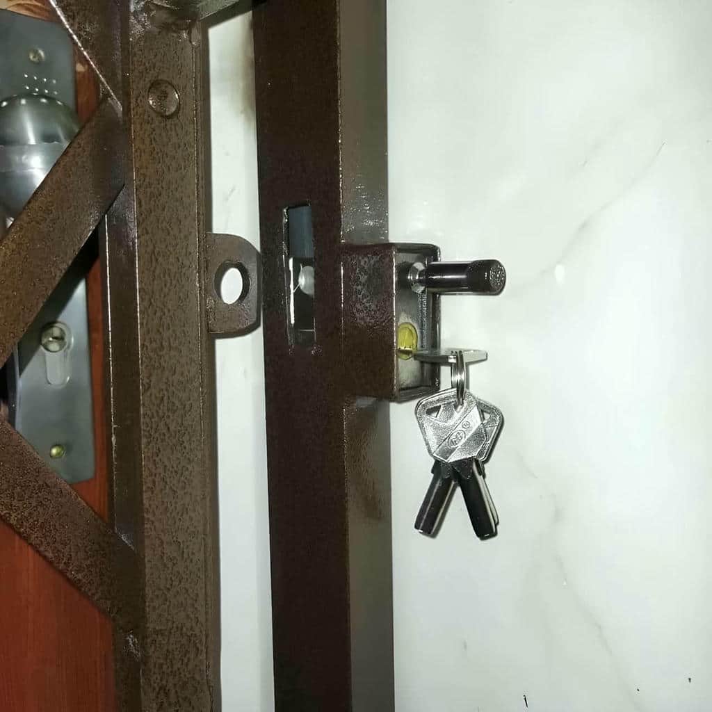محافظ جمع شونده سفید کنار چهارچوب ساختمان