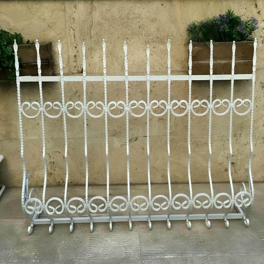 محافظ پنجره خاکستری با فرم عمودی ساده