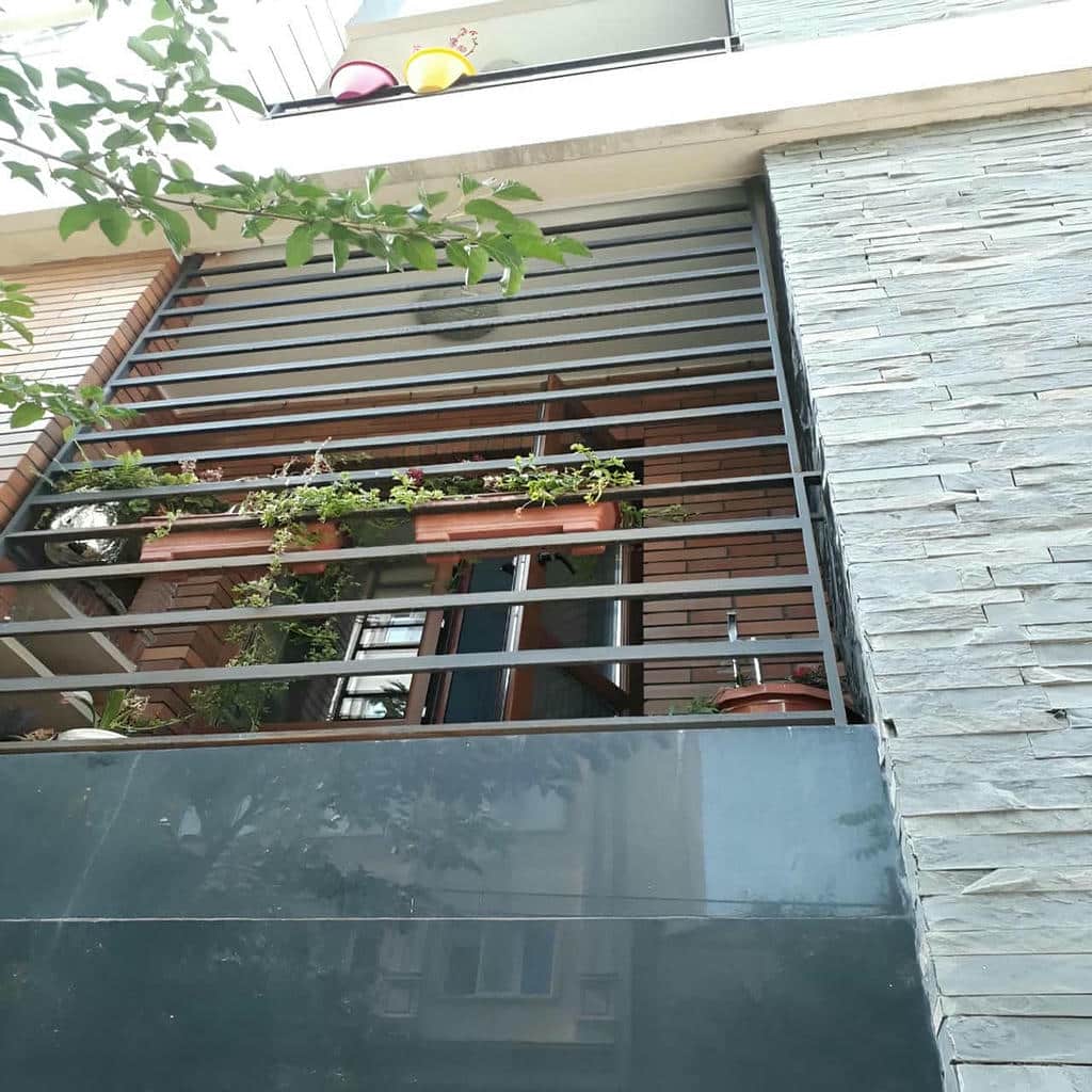 محافظ پنجره مدرن با خطوط هندسی