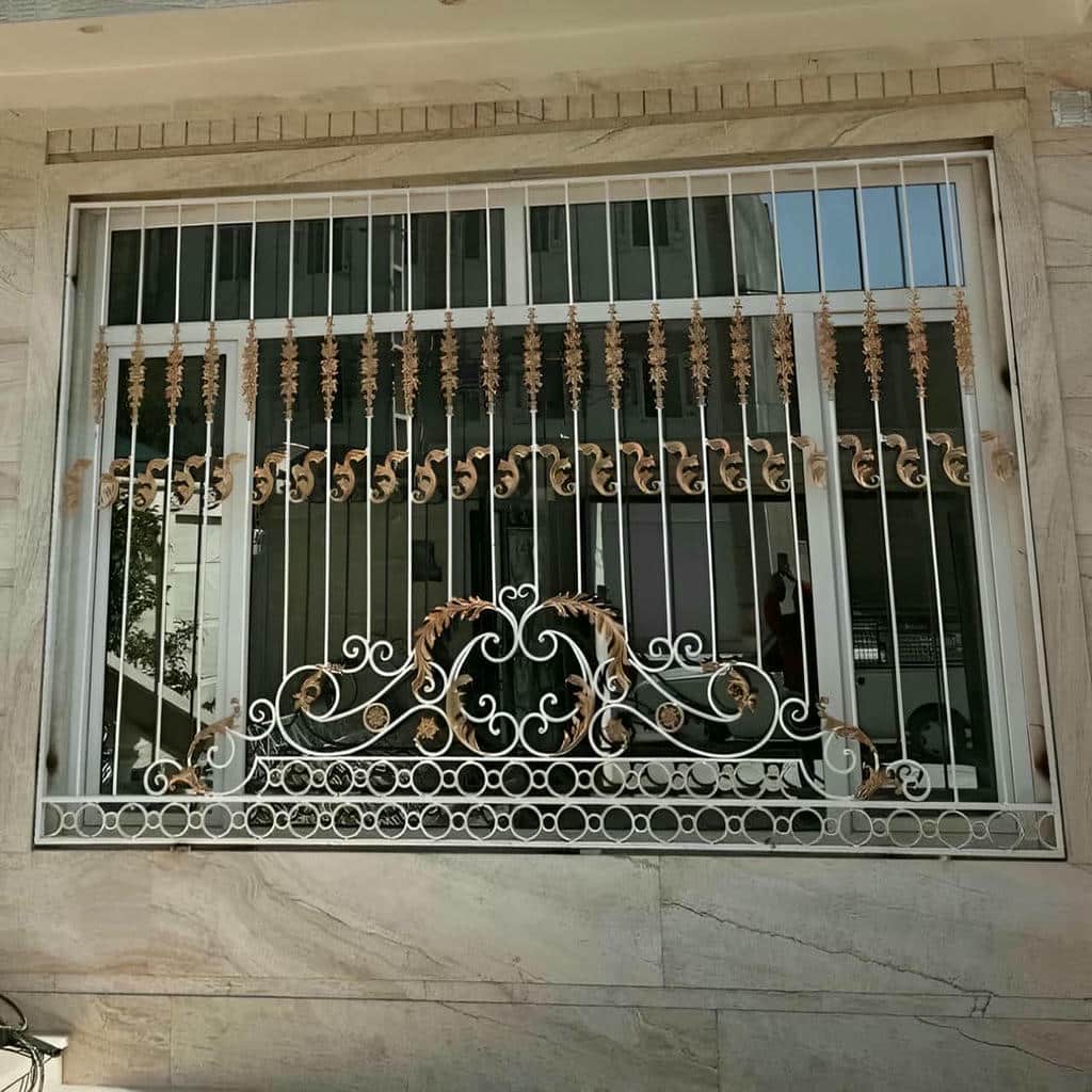 نرده آهنی پنجره با قاب سفید