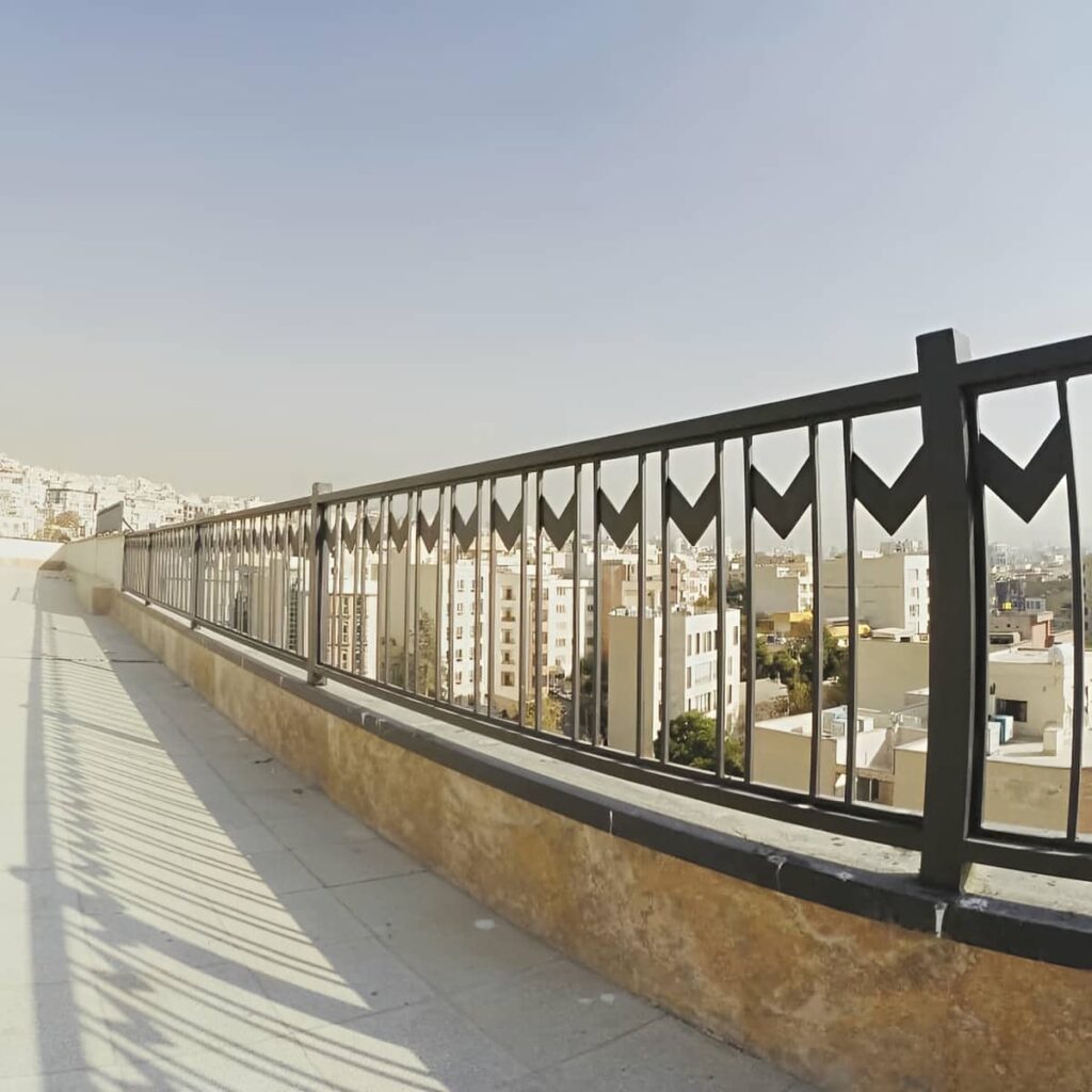 نرده بالکن استان زنجان با رنگ هماهنگ نمای ساختمان