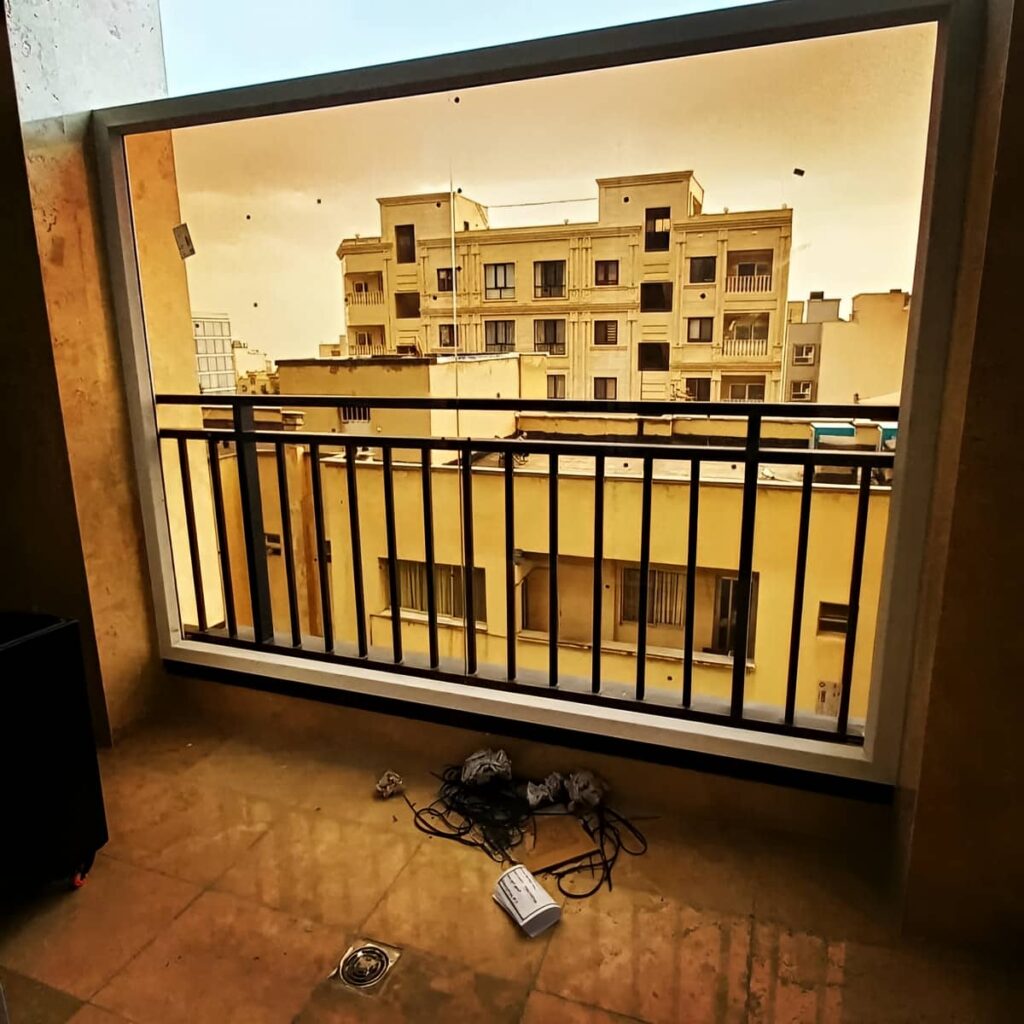 نرده بالکن سفید با ابعاد اختصاصی تراس