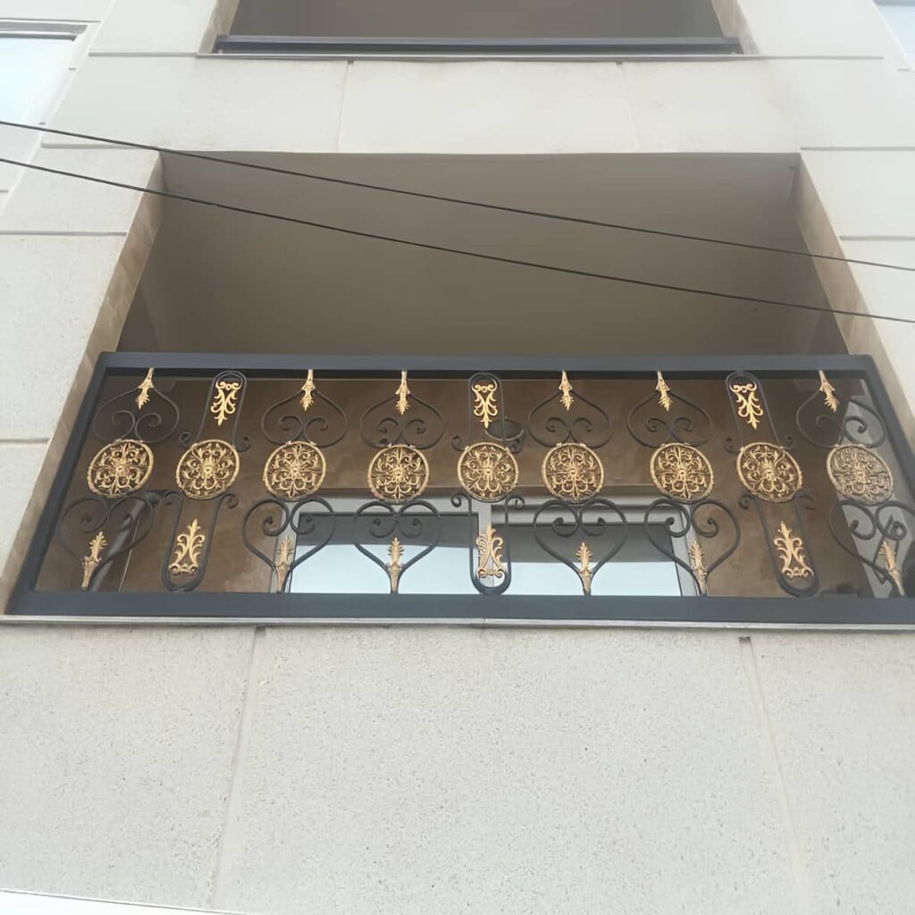 نرده بالکن فلزی استان خراسان جنوبی با رنگ هماهنگ نما