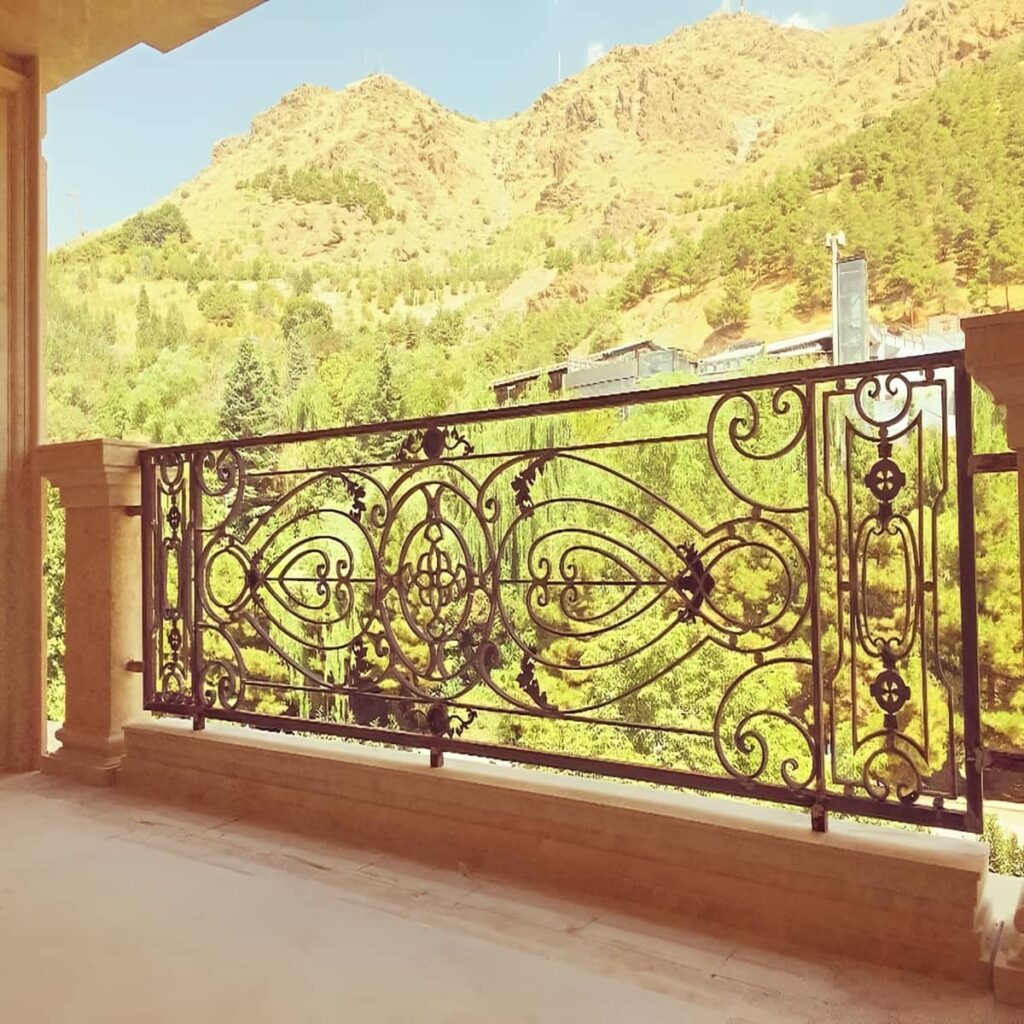 نرده بالکن مشکی با خطوط ساده نما