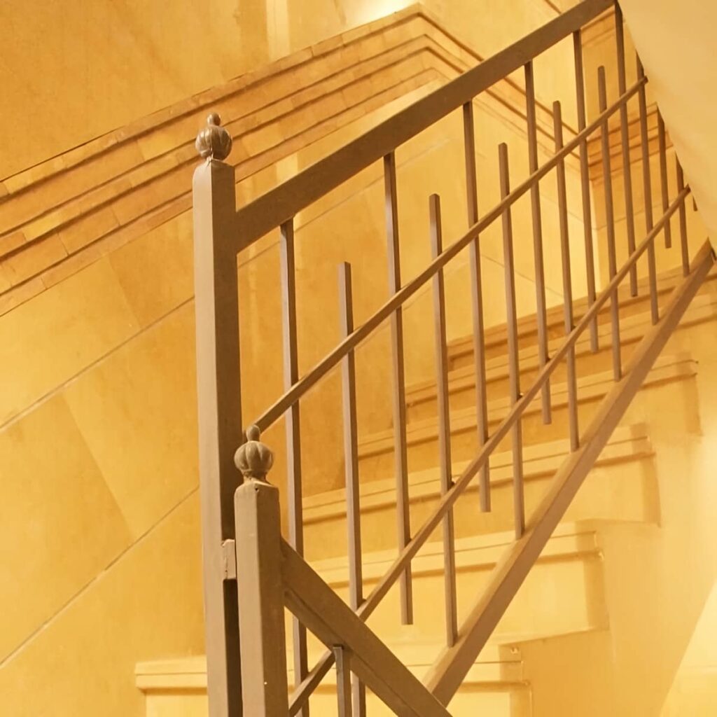 نرده راه پله سفید با اندازه گیری دقیق