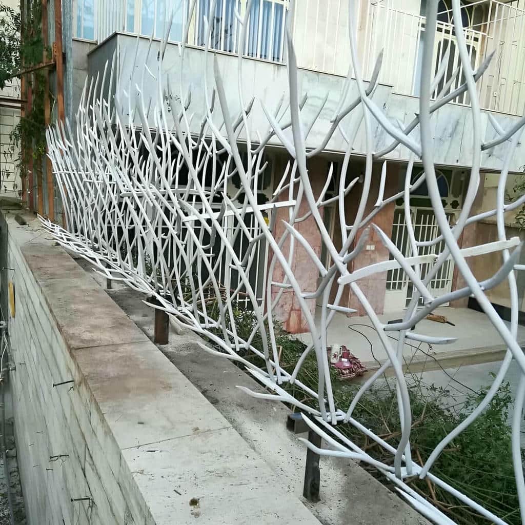 نرده روی دیوار با رنگ یکدست مقاوم